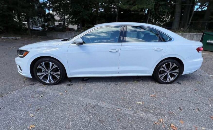 2021 Volkswagen Passat • SE Sedan 4D