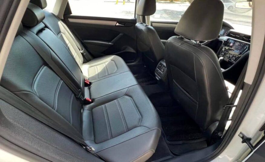 2021 Volkswagen Passat • SE Sedan 4D