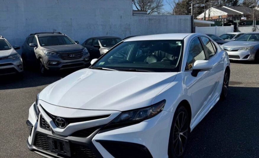 Toyota Camry • SE Sedan 4D