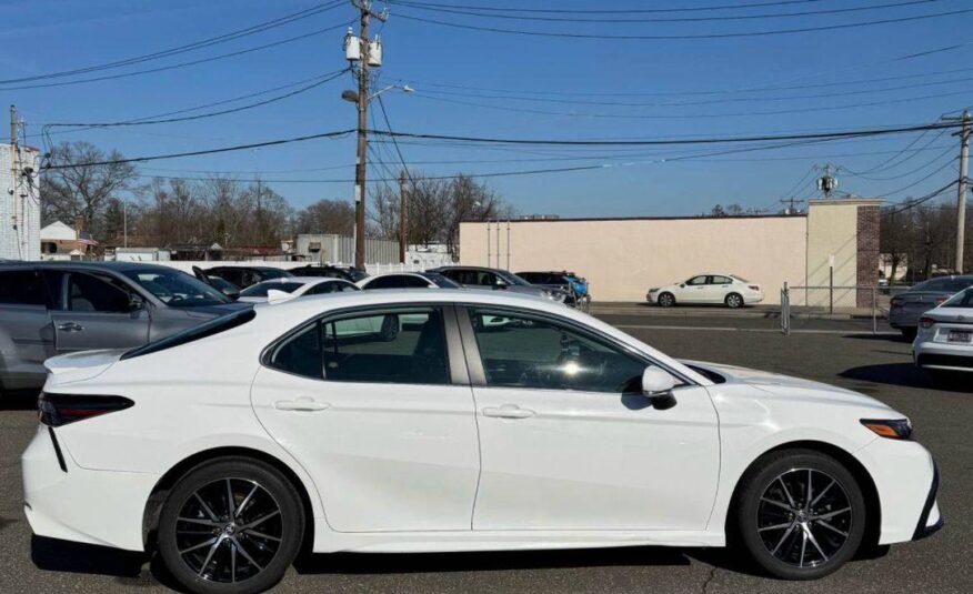 Toyota Camry • SE Sedan 4D