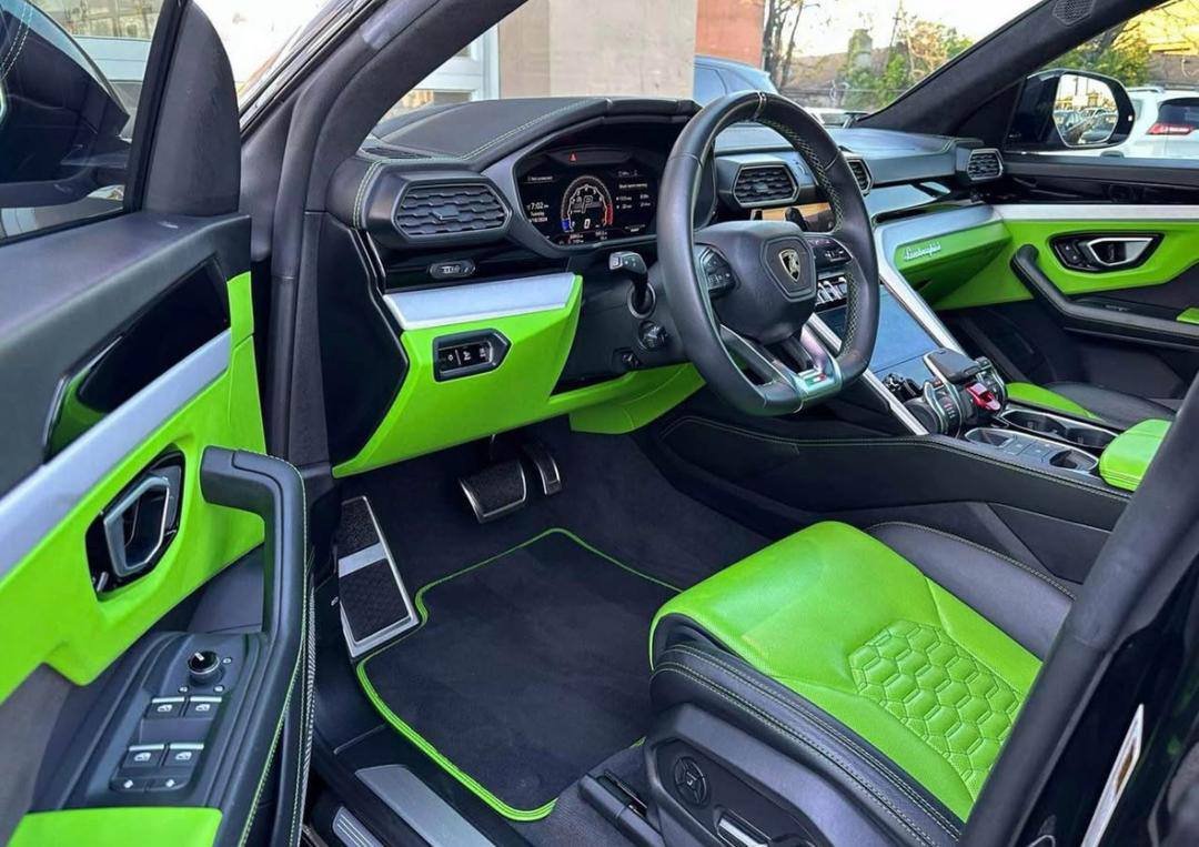 Lamborghini Urus • Sport Utility 4D