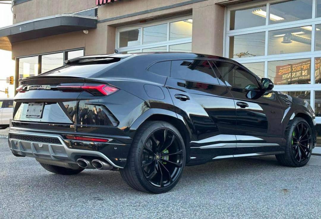 Lamborghini Urus • Sport Utility 4D