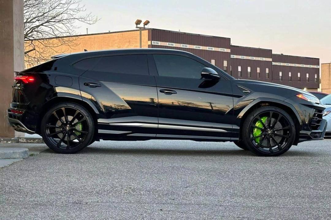 Lamborghini Urus • Sport Utility 4D