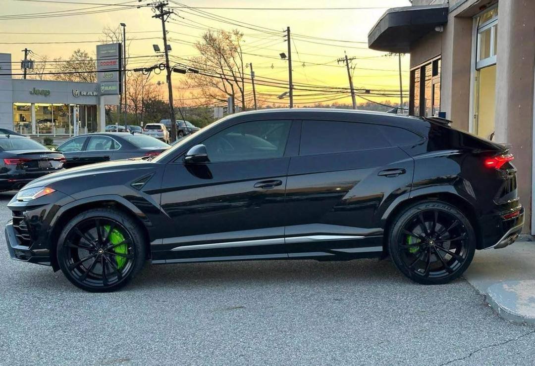Lamborghini Urus • Sport Utility 4D